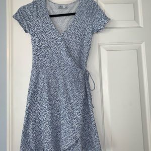 NWOT Hollister cap-sleeve wrap dress